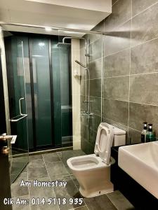 努沙再也Am almas suite studio的浴室配有卫生间、淋浴和盥洗盆。