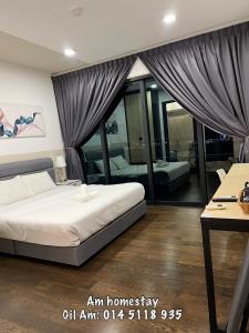 努沙再也Am almas suite studio的卧室配有一张床、一张书桌和窗户。