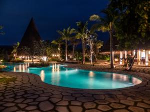 纳闽巴霍Sudamala Resort, Komodo, Labuan Bajo的度假村的游泳池