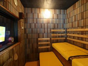 高崎多美迎高崎酒店的客房设有两张双层床和电视。
