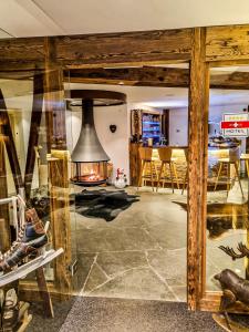 采尔马特全景滑雪公寓式酒店的客厅设有石地板和壁炉