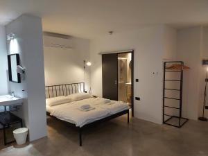 卢布尔雅那Bed & Breakfast Mozaik的一间卧室配有一张床和一个水槽