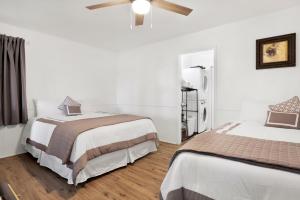 大贝尔城2153-The Cottage home的一间卧室配有两张床和吊扇