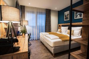 艾施河畔诺伊斯塔特瑞泽里高级酒店及餐厅的一间卧室设有一张床和一个大窗户
