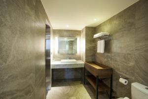 台北台北星辰大饭店的一间带水槽和镜子的浴室