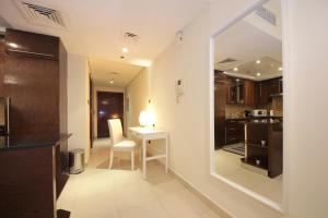 迪拜Prime Retreats- Downtown Dubai的一个带桌子和镜子的小厨房