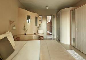 劳德哈塔F Zeen Kefalonia的一间带白色大床的卧室和一间浴室