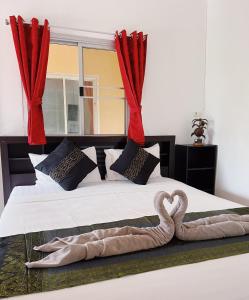 拉迈米拉森旅舍的一间卧室配有一张带两个天鹅的床