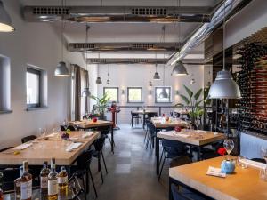 代森扎诺-德尔加达Agriturismo Almavite的一间带桌椅的餐厅以及一间带葡萄酒架的房间