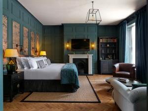 切尔滕纳姆海滨长廊131号酒店的一间带绿色墙壁的卧室、一张床和电视