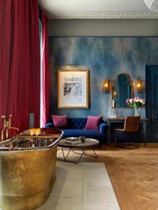 切尔滕纳姆海滨长廊131号酒店的客厅配有蓝色的沙发和桌子