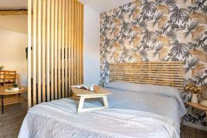 马拉加Apto Málaga centro histórico Parking Priv Gratuito的一间卧室配有一张带木制床头板的床