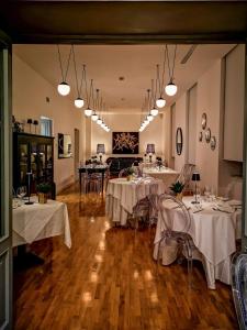 那不勒斯RIAMA AGRIRESORT的餐厅配有白色的桌椅和灯光