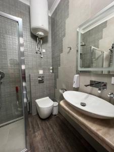 PrilimanskoyeSilveroks Apartment的一间带水槽、卫生间和镜子的浴室