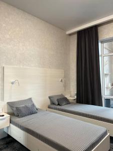 PrilimanskoyeSilveroks Apartment的一间卧室设有两张床和窗户。