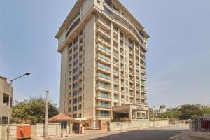孟买萨诺瓦波蒂科酒店的街道拐角处的高楼