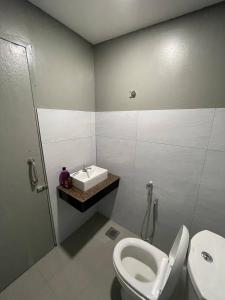 亚娄Alor Lanchang Roomstay的一间带卫生间和水槽的浴室