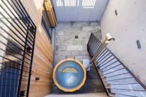 阿尔普巴赫谷地赖特Haus Sonnblick Chalet的楼梯上方蓝色厕所的景色