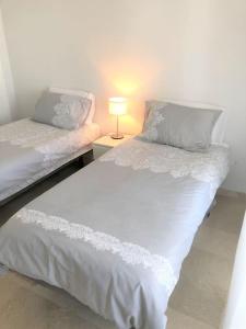 维拉科斯塔Beautiful 2 Bed Apartment on Villamartin Plaza的带灯的客房内的两张单人床