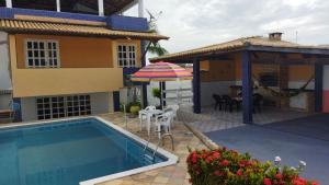 萨尔瓦多Diversão, churrasco e piscina - Praia de Ipitanga的一座带游泳池和房子的别墅