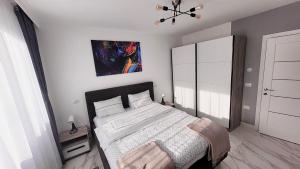 萨图马雷Magic Mirror的卧室配有一张床,墙上挂有绘画作品