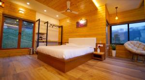 KanthalloorVrindhavan Farm Suites的一间卧室配有一张床和一把椅子