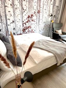 汉诺威SOFI-LIVING-APARTMENTS的一间卧室配有一张带椅子的床和一扇窗户