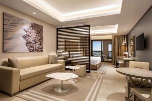 迪拜Wyndham Residences The Palm的客厅配有沙发和桌子