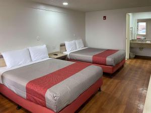 黑格斯敦Motel 6 Hagerstown MD的一间酒店客房,房间内设有两张床