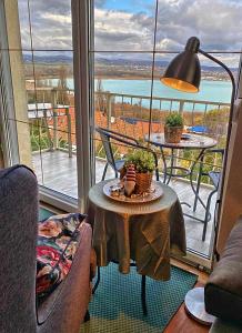 蒂豪尼Villa Borostyán的客房设有一张桌子和一个美景阳台。