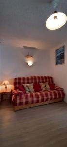 马尼戈Combe Blanche 1217的一间客厅,客厅里设有红色沙发
