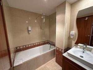 埃尔塔特Apartament Narcis 2.5 - 5p - Ransol - Zona Grandvalira的带浴缸和盥洗盆的浴室