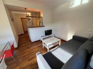 埃尔塔特Apartament Narcis 2.5 - 5p - Ransol - Zona Grandvalira的客厅配有沙发和桌子