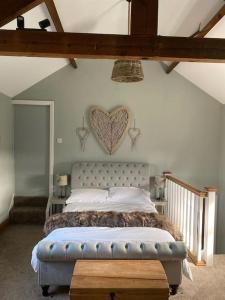 伊辛沃尔德The Annex: 2 bedroom cottage, countryside, peaceful getaway with garden的卧室配有一张位于墙上的床铺。