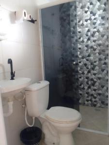 博拉塞亚Pousada Chalé Boracéia的浴室配有卫生间、盥洗盆和淋浴。