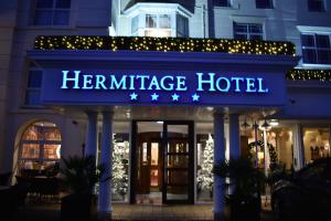 伯恩茅斯The Hermitage Hotel - OCEANA COLLECTION的带有隐居酒店读取标志的酒店