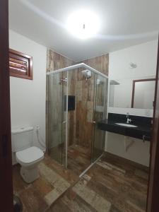 圣米格尔-杜戈斯托苏Casa Bete e Farouk的带淋浴、卫生间和盥洗盆的浴室