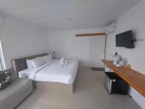象岛White house bailan resort的一间小卧室,配有一张床和电视