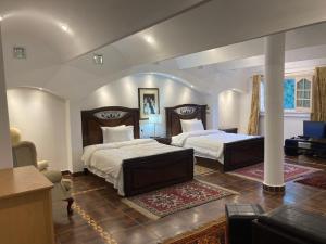 金马利奥特阿尔法多斯豪华度假屋的一间带两张床的卧室和一间客厅