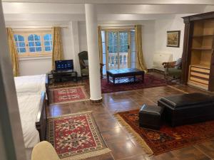 金马利奥特阿尔法多斯豪华度假屋的一间卧室设有一张床和一间客厅。