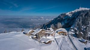 瑞吉卡尔巴德雪绒花香草酒店 的雪覆盖的山顶上的滑雪小屋
