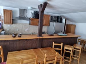 姆拉代布基Penzion U našich的厨房配有木桌和一些椅子