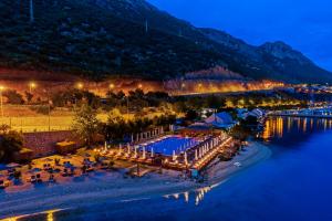 卡斯卡斯游艇俱乐部多利亚酒店的夜间水上度假村的空中景观