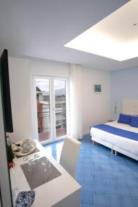 索伦托Domus Sole的酒店客房配有一张床铺、一张桌子和一张书桌。
