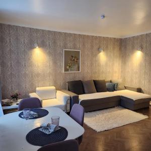 叶尔加瓦Charme apartment的客厅配有沙发和桌子