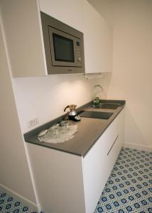索伦托Domus Sole的一间带水槽和微波炉的浴室