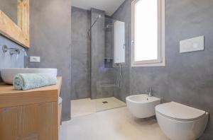 莱乌卡Villa Agape Luxury Leuca by HDSalento的带淋浴、卫生间和盥洗盆的浴室