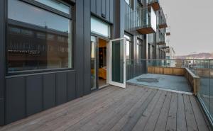 雷克雅未克Center apartments - Hekla的带阳台的建筑,设有木甲板