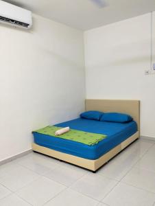 日得拉Mahzan Homestay的一张位于蓝色床垫间的床