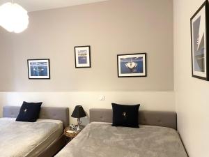 戛纳Cannes Old Port, Seafront & Seaview , fast wifi, best AC的卧室配有两张床,墙上挂有图片